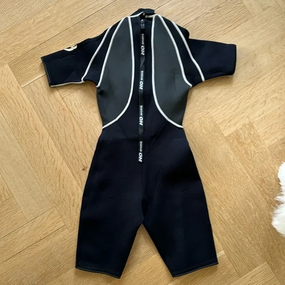 HO sports extreme short wetsuit. Size 5-6 - Picture 2 of 3